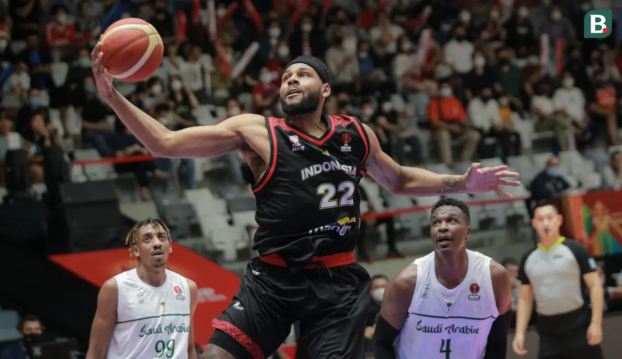 Pebasket Indonesia, Marques Tarell Bolden berusaha mencetak poin saat matchday pertama Grup A FIBA Asia Cup 2022 antara Timnas Arab Saudi melawan Timnas Indonesia di Istora Senayan, Jakarta, Selasa (12/07/2022). (Bola.com/Bagaskara Lazuardi)