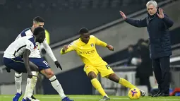 Pemain Fulham Ademola Lookman (tengah) mengontrol bola saat menghadapi pemain Tottenham Hotspur pada pertandingan Liga Inggris di Stadion Tottenham Hotspur, London, Inggris, Rabu (13/1/2021). Pertandingan berakhir dengan skor 1-1. (Glyn Kirk/Pool via AP)