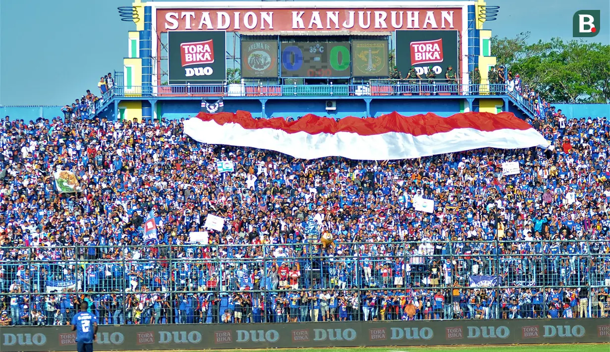 Bendara Merah Putih saat dibentangkan di tribune Stadion Kanjuruhan jelang pertandingan Arema melawan Persebaya (15/8/2019). (Bola.com/Iwan Setiawan)
