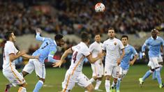 Joe Hart menjadi pahlawan kemenangan Manchester City setelah berhasil mencetak satu gol dan menahan tendangan penalti pemain AS Roma Seydou Keita.