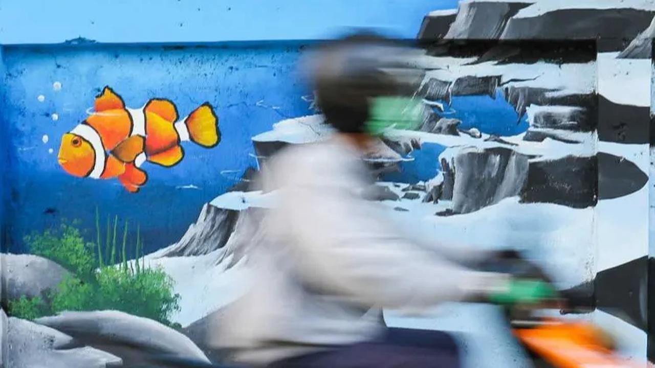 FOTO: Kreativitas Seniman Percantik Kawasan Cideng dengan Mural Biota Laut