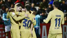 Pemain Barcelona merayakan gol yang dicetak oleh  Robert Lewandowski ke gawang Ceuta pada laga Copa del Rey di Stadion Alfonso Murube (19/1/2023). Barcelona berhasil berpesta gol saat melakoni pertandingan melawan Ceuta dalam 16 besar Copa del Rey. (AP Photo/Antonio Sempere)