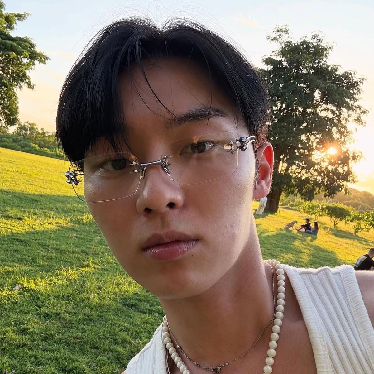 Gaya Kasual Choi Hyun Wook, Pemain Drakor My Dearest Nemesis Liburan di Bali, Tampil Bak Warlok dengan Kaus Sleevless