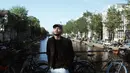 Seperti biasa, banyak seleb mengabadikan potretnya di sebuah jembatan kecil yang membelah kota-kota di Belanda. Tampil stylish dengan outfit hitam, sosoknya menuai banyak pujian dari netizen. Tidak sedikit yang memberikan berbagai komentar di kolom komentar Instagramnya. (Liputan6.com/IG/@refalhady)