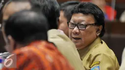 Menteri Dalam Negeri Tjahjo Kumolo saat mengikuti rapat kerja dengan Komisi II DPR, di Kompleks Parlemen, Senayan, Jakarta, Senin (29/2). Rapat tersebut membahas revisi Undang-Undang Nomor 8 Tahun 2015 tentang Pilkada. (Liputan6.com/Johan Tallo)