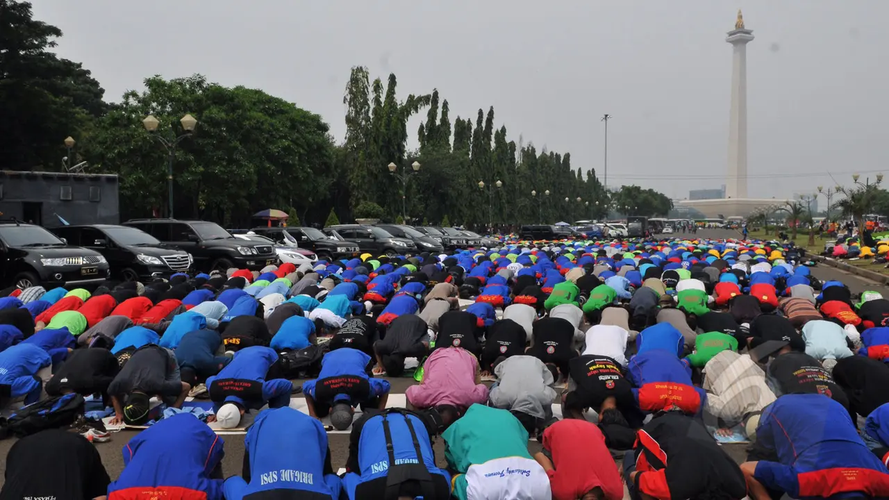 Ribuan Buruh Salat Bareng Saat Aksi May Day