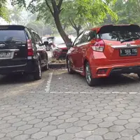 Pernah menemukan kendaraan yang parkirnya seenak jidat? Kesel nggak, sih?