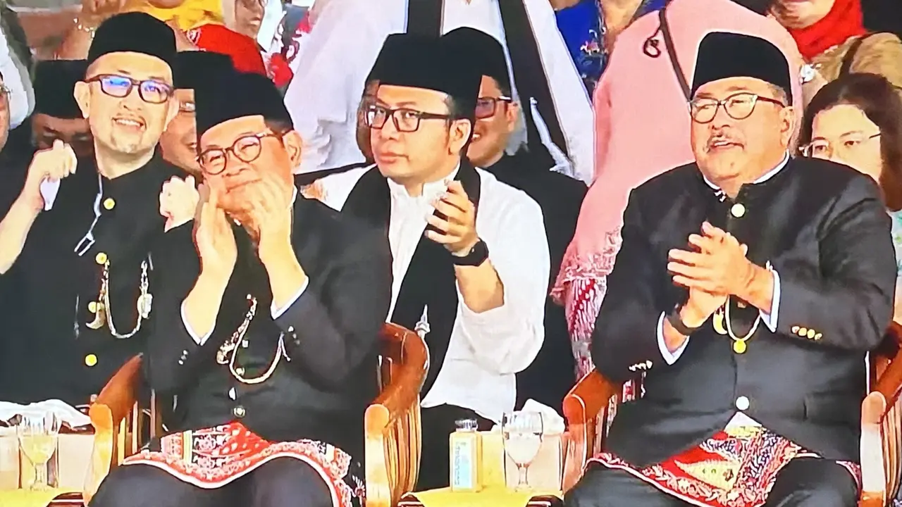 Gubernur Pramono Anung dan Wakil Gubernur Rano Karno saat upacara Hari Ulang Tahun (HUT) ke-498 Kota Jakarta di Monumen Nasional (Monas), Jakarta Pusat, Minggu (22/6/2025). (Liputan6.com/Nanda Perdana Putra)