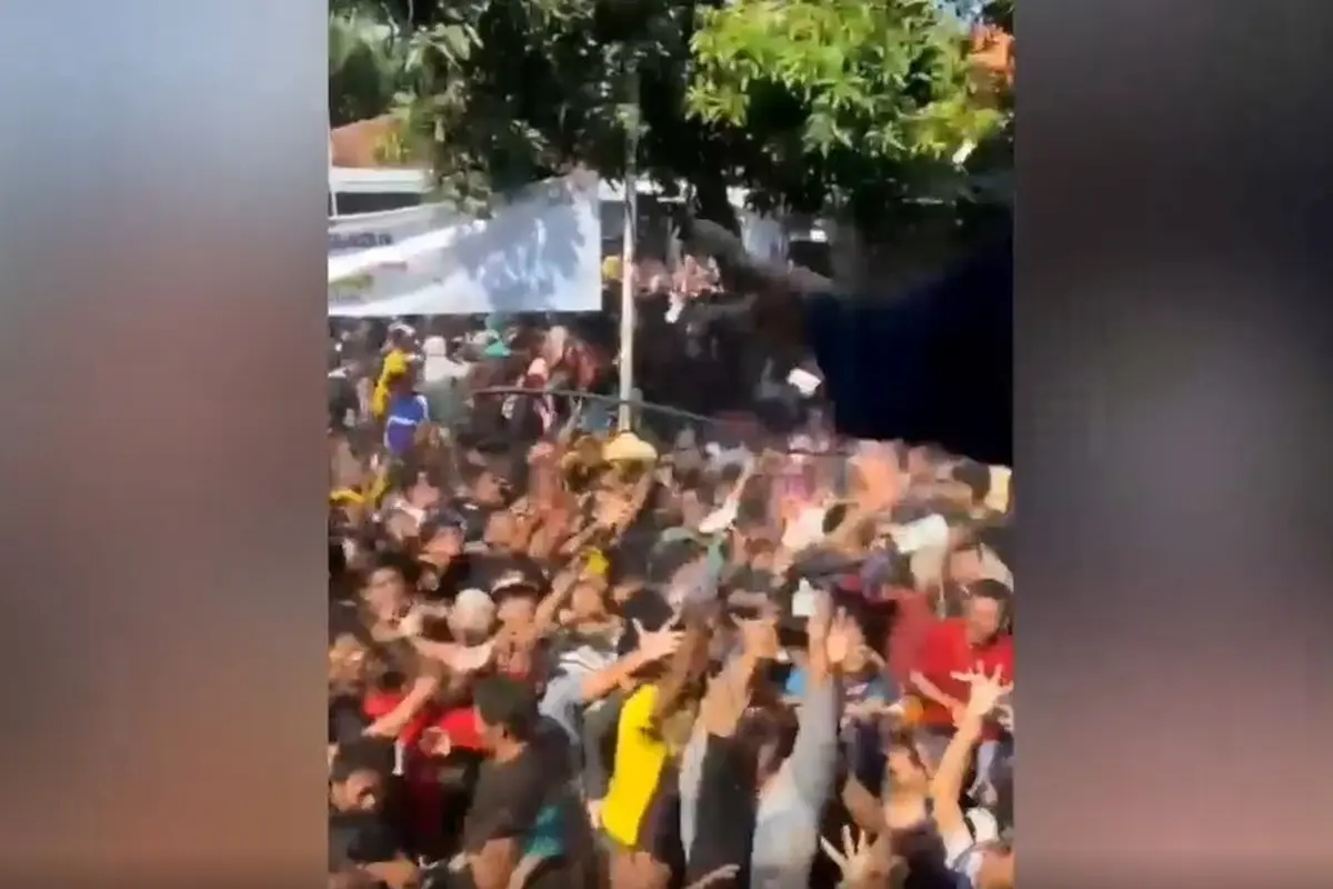 Sejumlah warga berebut uang yang dibagikan pengusaha Pekalongan di atas rumahnya. (IStimewa)