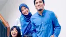Lebaran 2023, keluarga ini kompak dengan outfit bernuansa biru. Desta sendiri pilih tampil polos dengan kemeja biru [@desta80s]