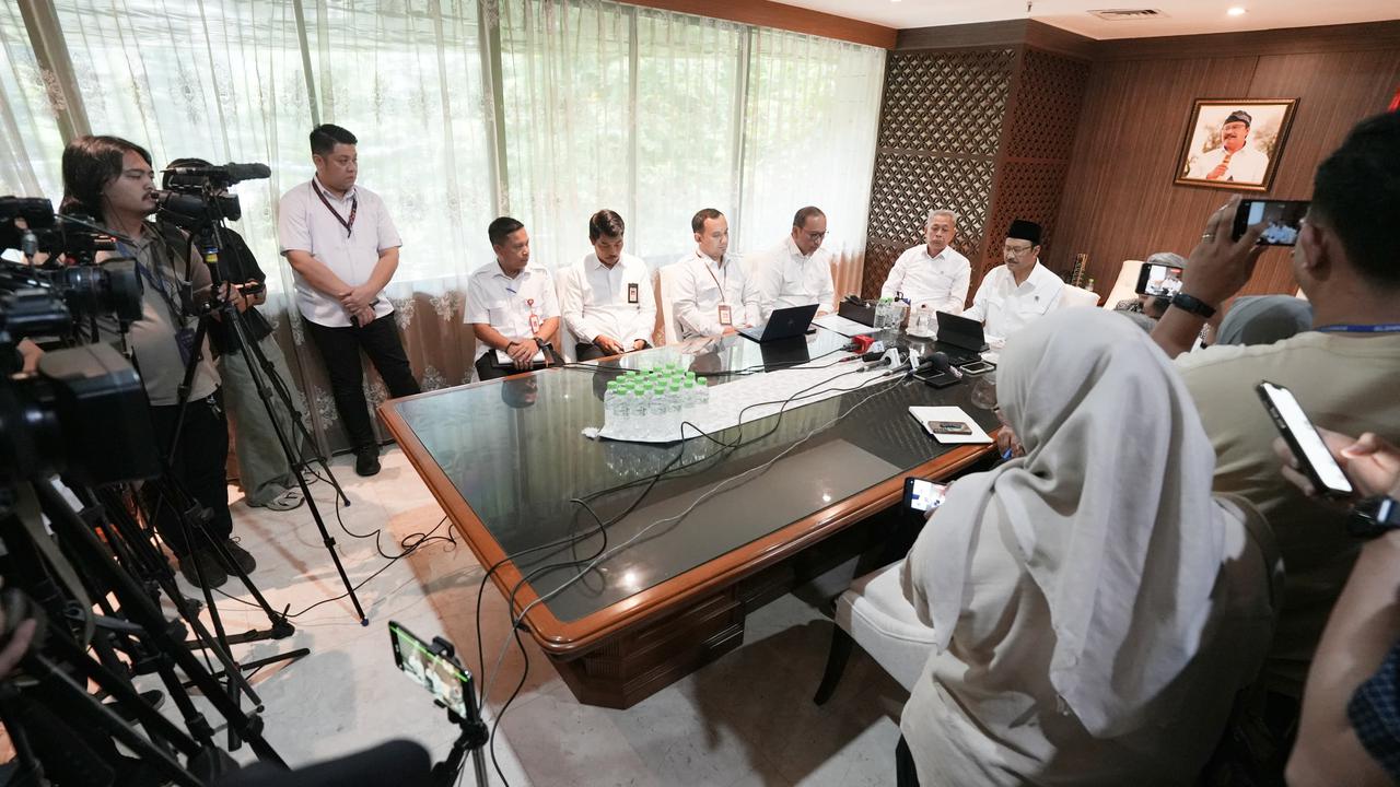 Menteri Sosial Saifullah Yusuf saat konferensi pers pencairan penebalan bansos