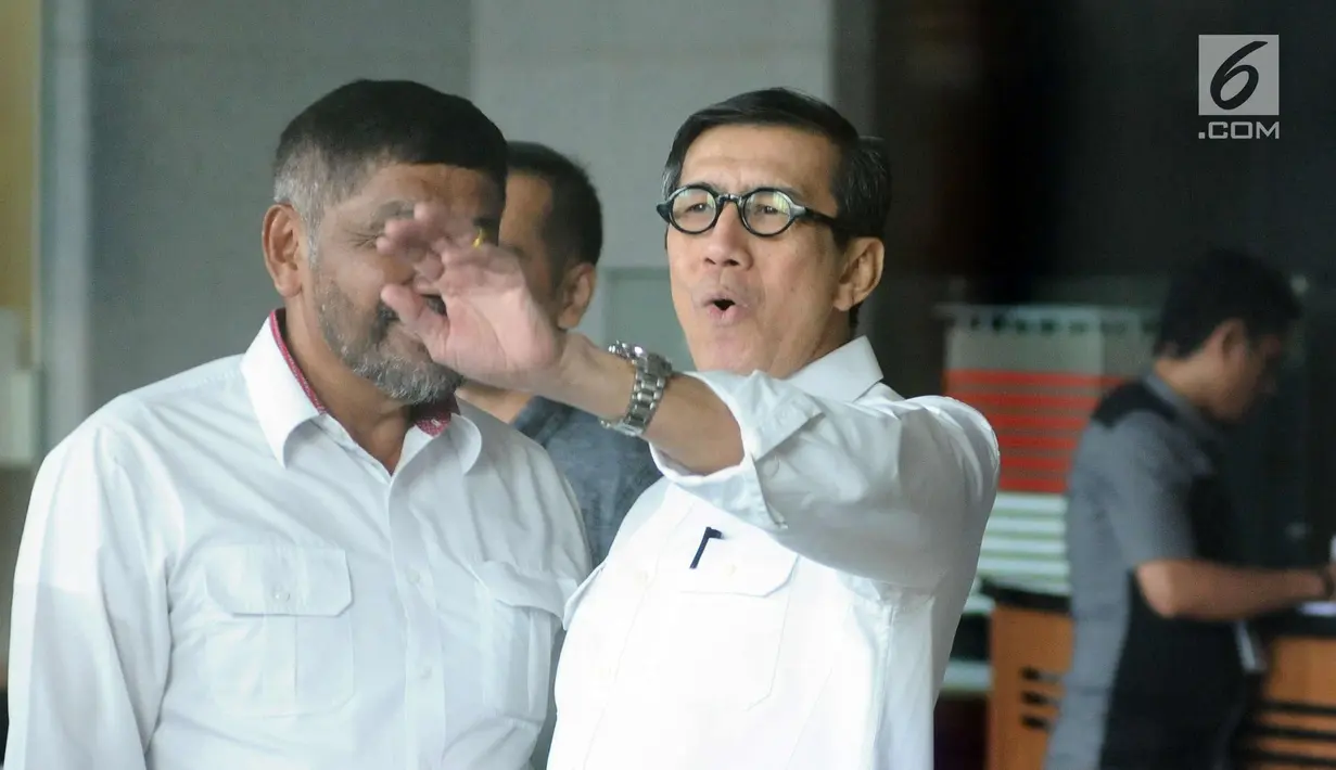 Menteri Hukum dan HAM Yasonna H Laoly usai menjalani pemeriksaan di gedung KPK, Jakarta, Rabu (10/1). Yasonna diperiksa sebagai saksi untuk tersangka ASS dalam penyidikan dugaan korupsi proyek e-KTP. (Liputan6.com/Helmi Fithriansyah)