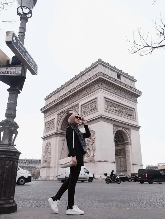 Syal monokrom pada padanan serba hitam Ciki saat di Arc de Triomphe terlihat lebih menarik.