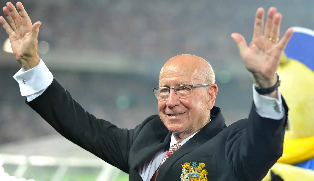 Bobby Charlton. Eks gelandang serang Inggris dan Manchester United berusia 85 tahun ini menjadi pesepak bola Eropa pertama yang mampu mengoleksi ketiga gelar prestisius tersebut. Trofi Piala Dunia diraihnya bersama Three Lions pada edisi 1966, Ballon d'Or juga diraihnya pada edisi 1966 dan trofi Liga Champions yang dahulu masih bernama Piala Eropa diraihnya bersama Manchester United pada musim 1967/1968. (AFP/Kazuhiro Nogi)