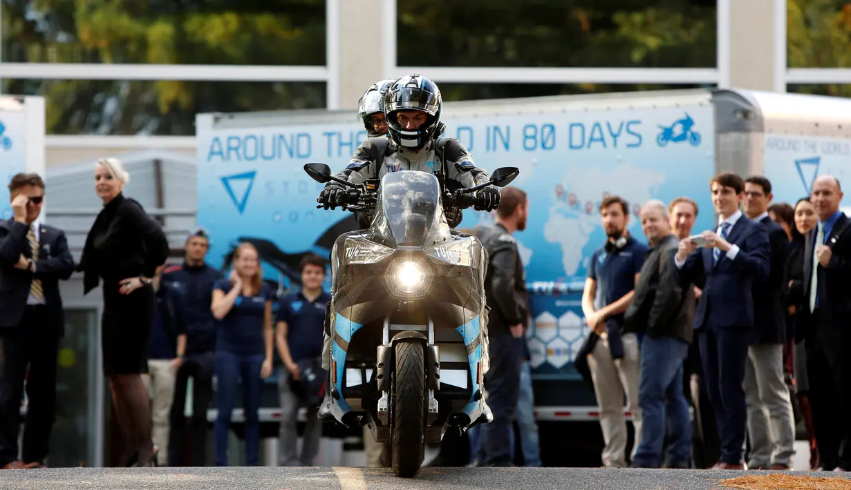 Bram Van Diggelen menjajal motor listrik Storm Eindhoven saat perkenalan di Dubes Belanda di Washington, AS (24/10). Motor listrik ini merupakan hasil riset Technology University di Eindhoven, Belanda. (REUTERS/Gary Cameron)