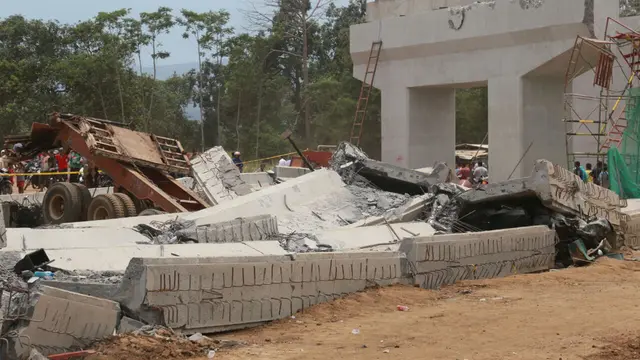 Jembatan beton proyek jalan tol ambruk