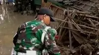 Ratusan warga korban banjir bandang di Garut, Jawa Barat mengungsi di garasi mobil milik warga dan Korem 05 Tarumanegara.