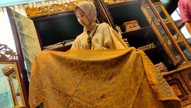 Songket dengan pewarna alami dari limbah kulit jengkol diproduksi oleh pengusaha Meiky Songket asal Kabupaten Ogan Ilir Sumsel (Liputan6.com / Nefri Inge)