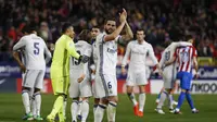 Pemain Real Madrid, Nacho, memberikan salam ke arah Madridistas usai laga kontra Atletico Madrid, di Stadion Vicente Calderon, Minggu (20/11/2016) dini hari WIB. Real Madrid unggul 3-0.  (Reuters/Javier Barbancho)