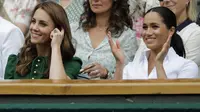 Kate Middleton dan Meghan Markle saat hadir di final Wimbledon. (Ben Curtis / POOL / AFP)