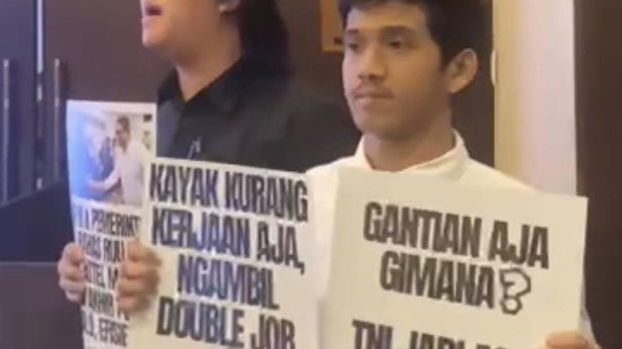 dua orang masuk ke rapat tertutup RUU TNI
