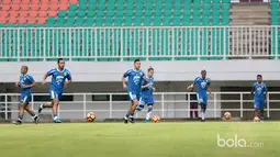 Atep dan rekan-rekannya muai berlatih jelang perebutan tempat ketiga Piala Presiden 2017 melawan Semen Padang saat hujan gerimis menerpa Stadion Pakansari, Bogor, Jumat (10/3/2017). (Bola.com/Nicklas Hanoatubun)