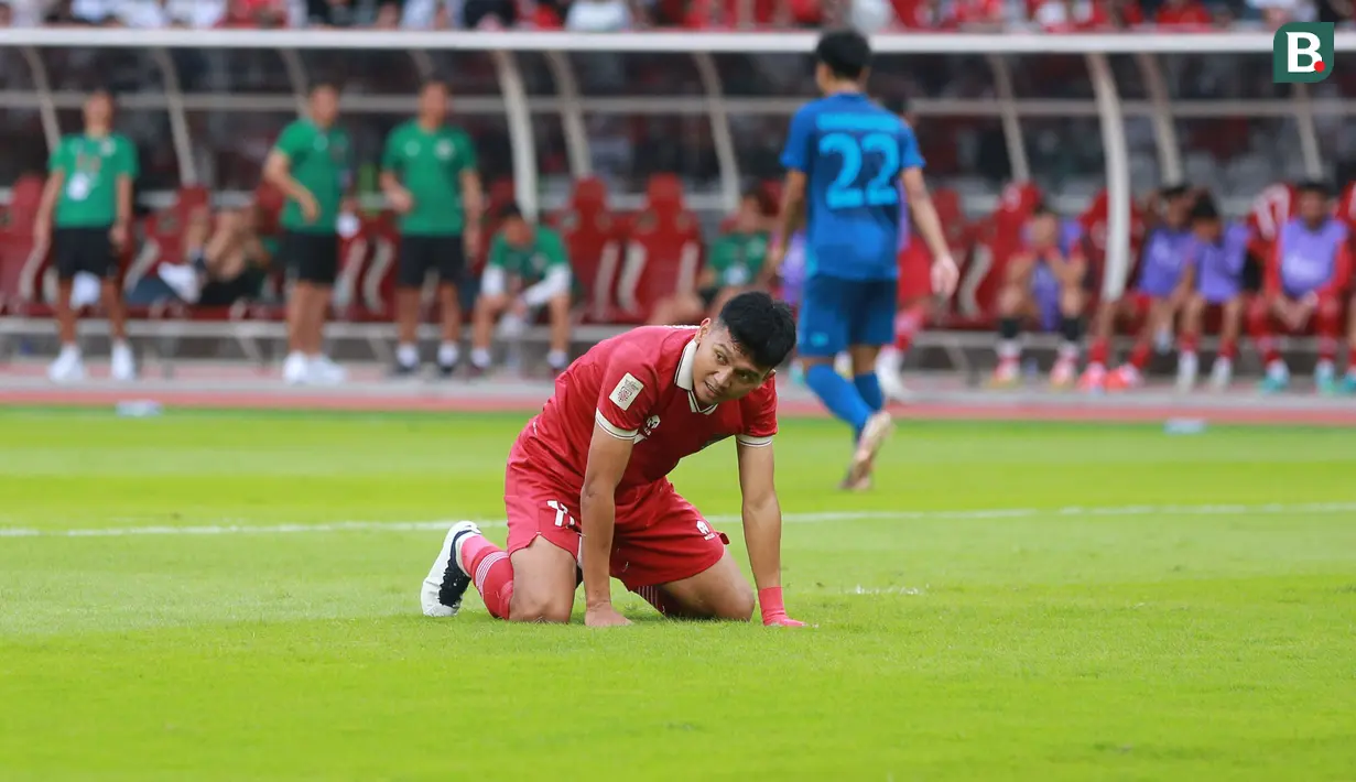 Pemain Timnas Indonesia, Dendy Sulistyawan kecewa setelah gagal memanfaatkan peluang saat menghadapi Thailand dalam laga matchday ketiga Grup A Piala AFF 2022 di Stadion Utama Gelora Bung Karno, Senayan, Jakarta, Kamis (29/12/2022) sore WIB. (Bola.com/M Iqbal Ichsan)