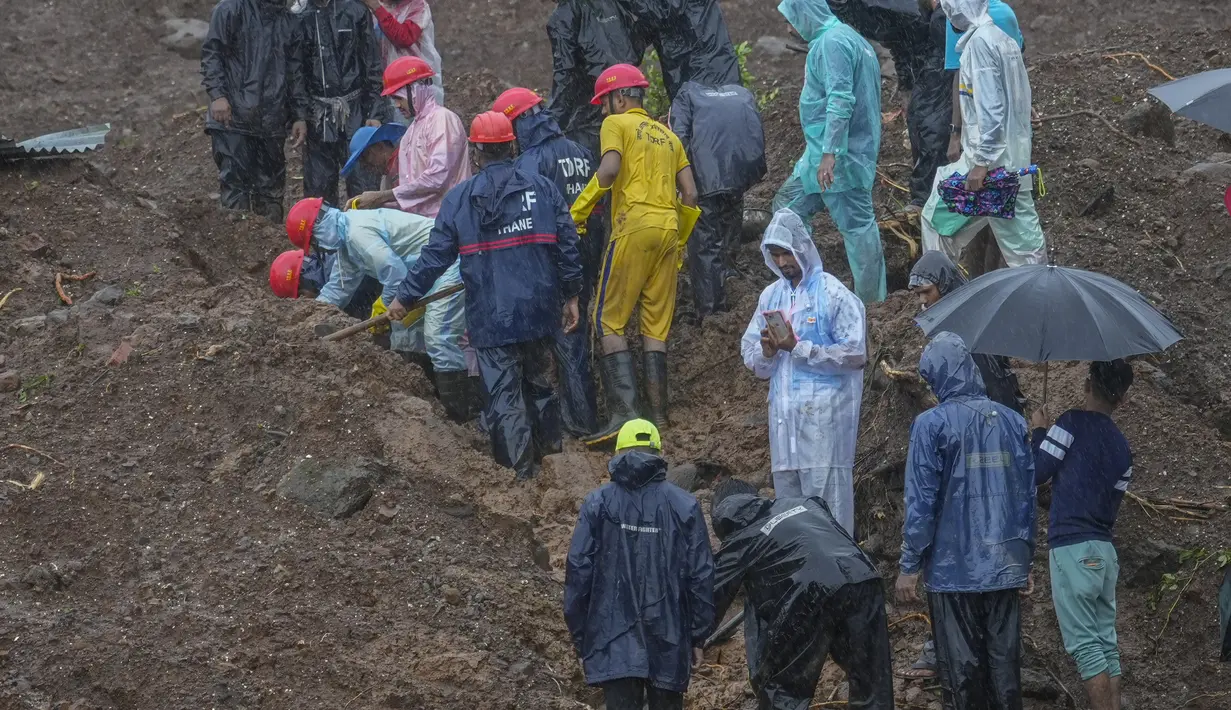 Sementara 75 orang telah diselamatkan, banyak lainnya masih terjebak, kata seorang pejabat kepada kantor berita Press Trust of India. (AP Photo/Rafiq Maqbool)