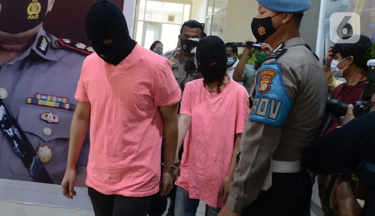 Tersangka muncikari dari prostitusi online artis saat rilis kasus di Polres Metro Jakarta Utara, Jumat (27/11/2020). Polres Metro Jakut menetapkan dua muncikari berinisial AR dan CA sebagai tersangka kasus prostitusi online yang melibatkan dua artis yakni ST dan SH alias MY (merdeka.com/Imam Buhori)