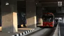 Bus Transjakarta melintas di sekitar Stasiun MRT ASEAN di Jakarta, Kamis (4/4). Pemprov DKI Jakarta menargetkan pembangunan skybridge yang menghubungkan Stasiun MRT ASEAN dengan halte transjakarta CSW di koridor 13 rampung pada Oktober 2019. (Liputan6.com/Immanuel Antonius)