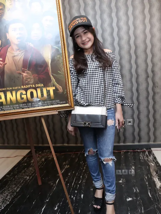 Meski tempat itu terkenal angker, tapi Prilly lebih merasakan keseruan saat menjalani syuting film tersebut. Sebagai junior, ia merasa terayomi dengan banyaknya artis senior. (Galih W. Satria/Bintang.com)