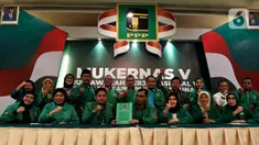 Wakil Ketua PPP Fernita Darwis bersama Wakil Sekretaris Jenderal PPP, Achmad Baidowi dan sejumlah Kader PPP memberikan keterangan pers disela Musyawarah Kerja Nasional (Mukernas) V PPP di Jakarta, Minggu (15/12/2019). Mukernas V PPP resmi ditutup hari ini. (Liputan6.com/Johan Tallo)