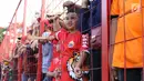 Suporter tim Macan Kemayoran menyaksikan latihan perdana Persija pasca menjuarai Liga 1 musim 2018 di Lapangan Wisma Aldiron, Jakarta, Senin (7/1). 30 pemain ikut dalam latihan perdana yang digelar terbuka. (Liputan6.com/Helmi Fithriansyah)