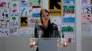 Ratu Rania dari Yordania berpidato ketika mengunjungi kamp pengungsi Kara Tepe di pulau Yunani, Lesbos, Senin (25/4). Kunjungan istri Raja Abdullah II dari Yordania tersebut disambut antusias para imigran. (REUTERS/Alkis Konstantinidis)
