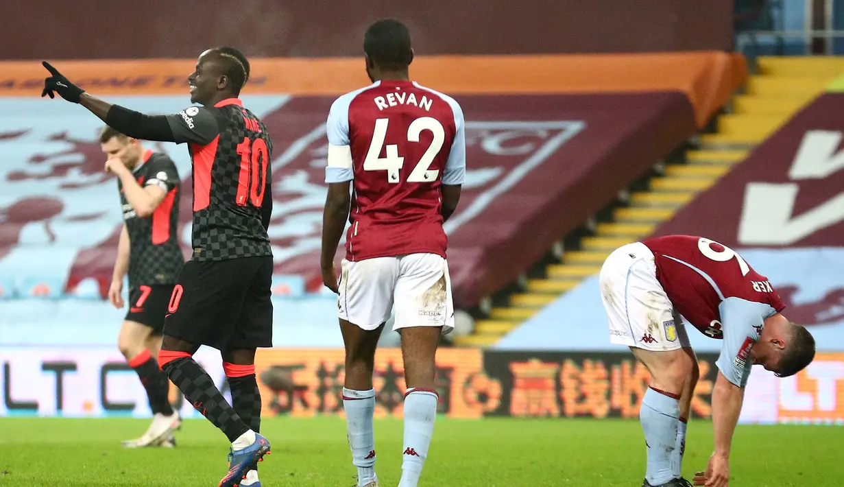 Striker Liverpool, Sadio Mane (kiri) melakukan selebrasi usai mencetak gol ketiga timnya ke gawang Aston Villa dalam laga babak ke-3 Piala FA 2020/21 di Villa Park, Birmingham, Jumat (8/1/2021). Liverpool menang 4-1 atas Aston Villa. (AFP/Hannah McKay/Pool)
