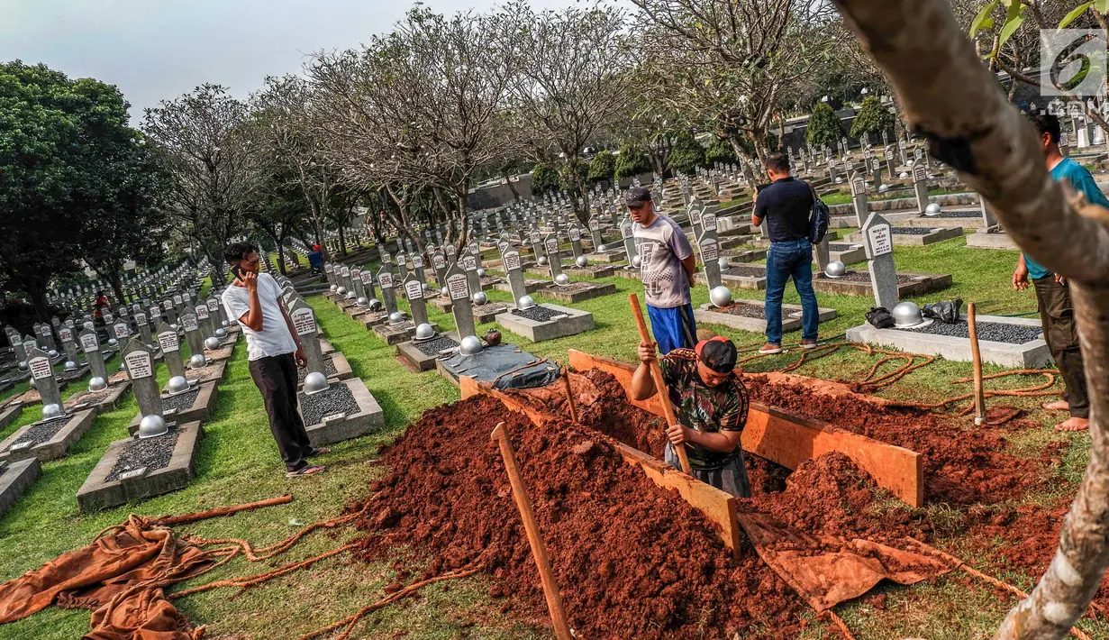 Petugas menggali tanah untuk makam almarhumah Ani Yudhoyono, istri Presiden Ke-6 RI yang berada di Blok M 129 Taman Makam Pahlawan (TMP) Kalibata, Jakarta, Sabtu, (01/6/2019). Ani Yudhoyono meninggal di National University Hospital (NUH) pada pukul 11.50 waktu Singapura. (Liputan6.com/Faizal Fanani)