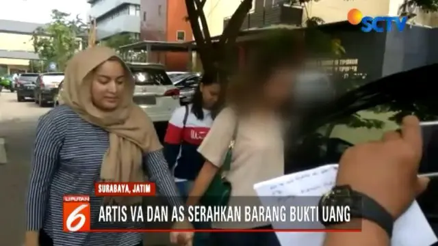 Mucikari ES berperan mengkoordinir artis yang berjumlah 45 orang. Sedang mucikari TN mengkoordinir model yang mencapai 100 orang model dari majalah pria dewasa.