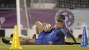 Penyerang Prancis, Kylian Mbappe beristirahat saat sesi latihan di stadion Jassim Bin Hamad di Doha, Qatar, Senin, 12 Desember 2022. Berdasarkan rekor empat pertemuan terakhir, Prancis masih lebih diunggulkan daripada Maroko. (AP Photo/Christophe Ena)
