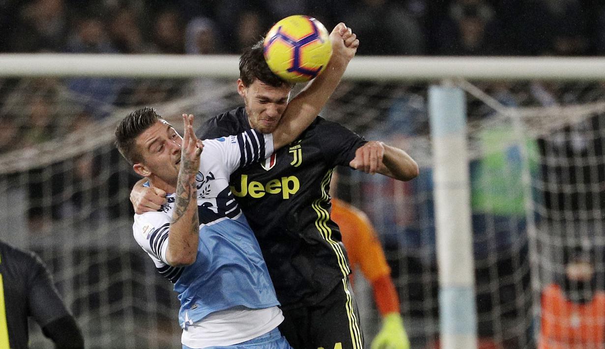 Pemain Juventus, Daniele Rugani, duel udara dengan pemain Lazio, Sergej Milinkovic Savic, pada laga Serie A di Stadion Olympic, Minggu (27/1). Juventus menang 2-1 atas Lazio. (AP/Gregorio Borgia)