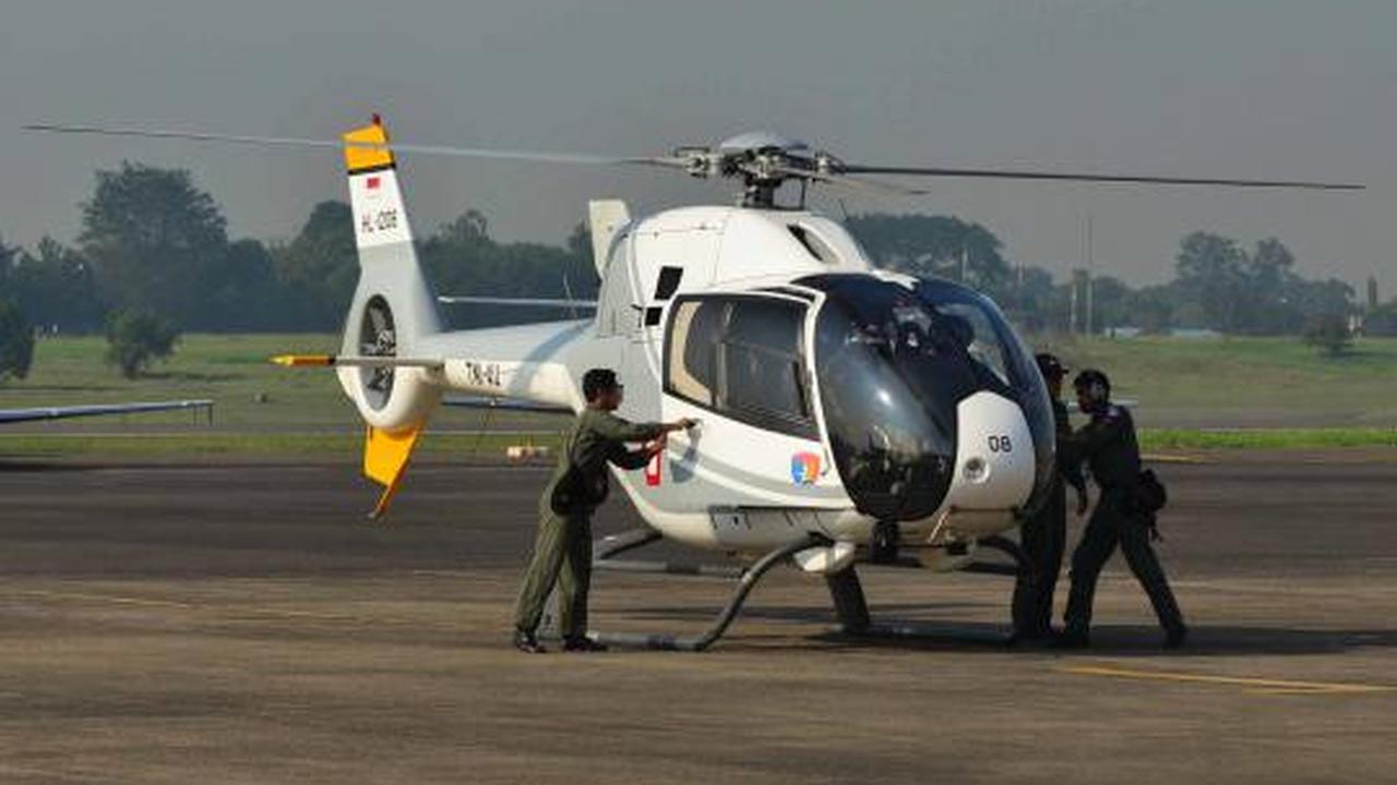 Sederetan mobil ambulans disiapkan untuk membawa korban pesawat Sukhoi 