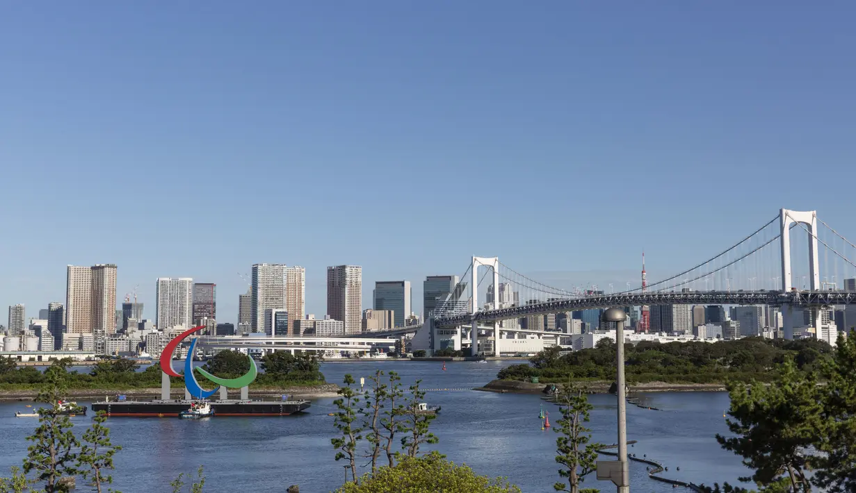 Kapal penarik memindahkan Simbol Paralimpiade "Three Agitos" yang dipasang di Taman Laut Odaiba, Tokyo pada Jumat (20/8/2021). Ajang Paralimpiade Tokyo dibuka pada 24 Agustus dalam sebuah upacara yang akan digelar di Stadion Nasional Tokyo. (Yuichi Yamazaki/Pool Photo via AP)