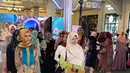 Hadir di lokasi audisi, para wanita berhijab itu antri di meja pendaftaran untuk melakukan registrasi ulang. Persyaratan secara administrasi pun kembali dicek oleh tim Indosiar saat itu kepada tiap peserta. (Indosiar)