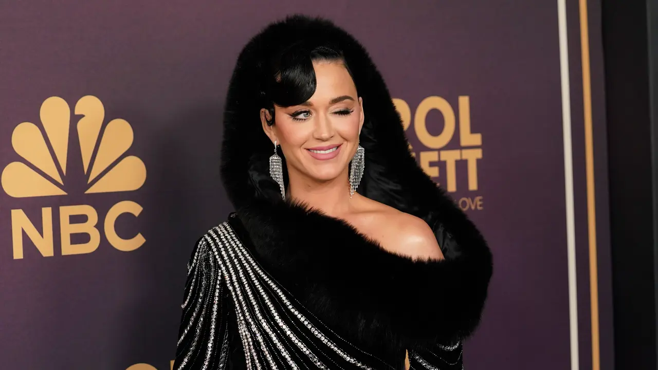 Katy Perry Pancarkan Pesona Glamor dalam Balutan Gaun Hitam Berkerudung