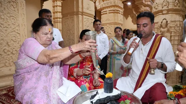 Kokilaben Ambani, ibu dari Mukesh Ambani (berbaju pink). (X/@DeshGujarat)