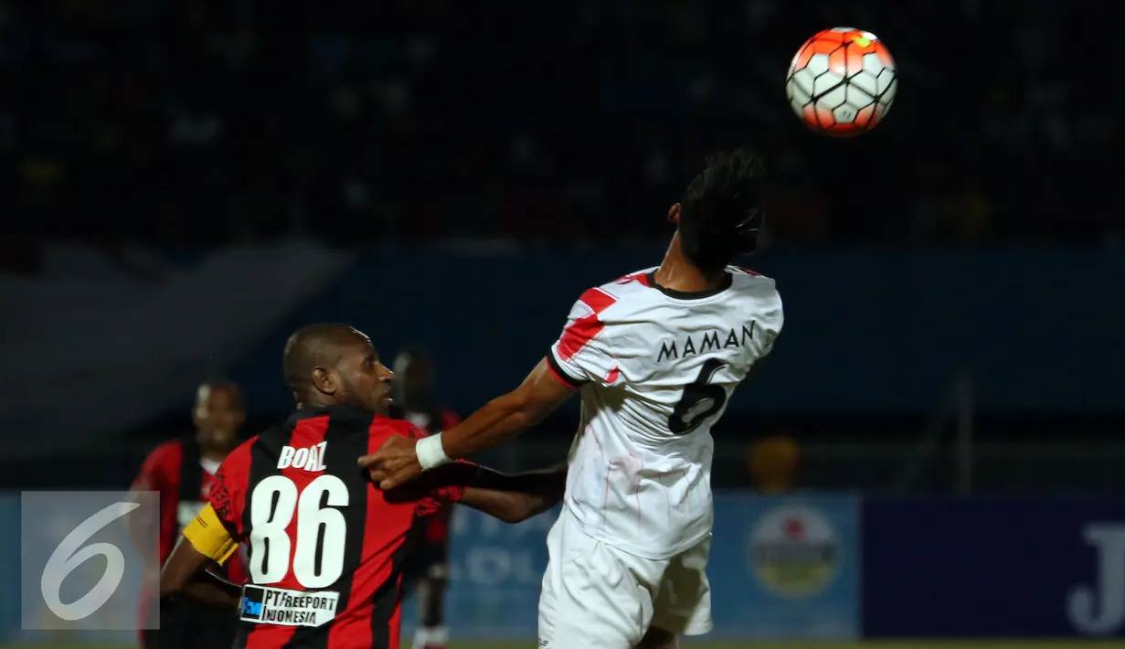 Penyerang Persipura Boaz Salossa berebut bola dengan bek Persija Maman Abdulrahman di laga Torabika Soccer Championship presented by IM3 Ooredoo di Stadion Mandala Jayapura, Papua, Jumat(29/4/2016). Laga imbang 1-1. (Liputan6.com/Helmi Fithriansyah)