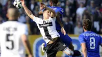 Juventus' Kingsley Coman (rear) fights for the ball with Parma's Jose Mauri during their Italian Serie A soccer match at Tardini Stadium in Parma April 11, 2015. REUTERS/Giorgio Perottino