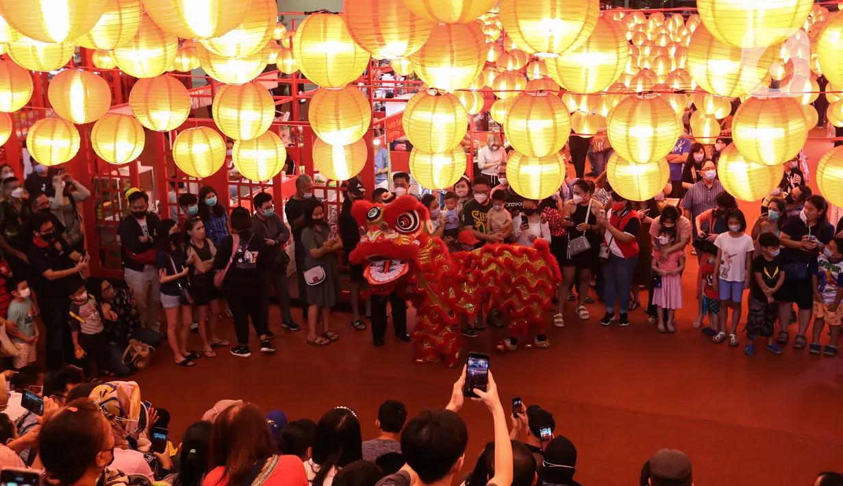 Barongsai beratraksi di salah satu pusat perbelanjaan di mal kawasan Jakarta, Minggu (30/1/2022). Dalam rangka menyambut Tahun Baru Imlek, Mal di Jakarta menghadirkan atraksi barongsai yang untuk menghibur pengunjung dan menarik daya beli masyarakat. (Liputan6.com/Johan Tallo)