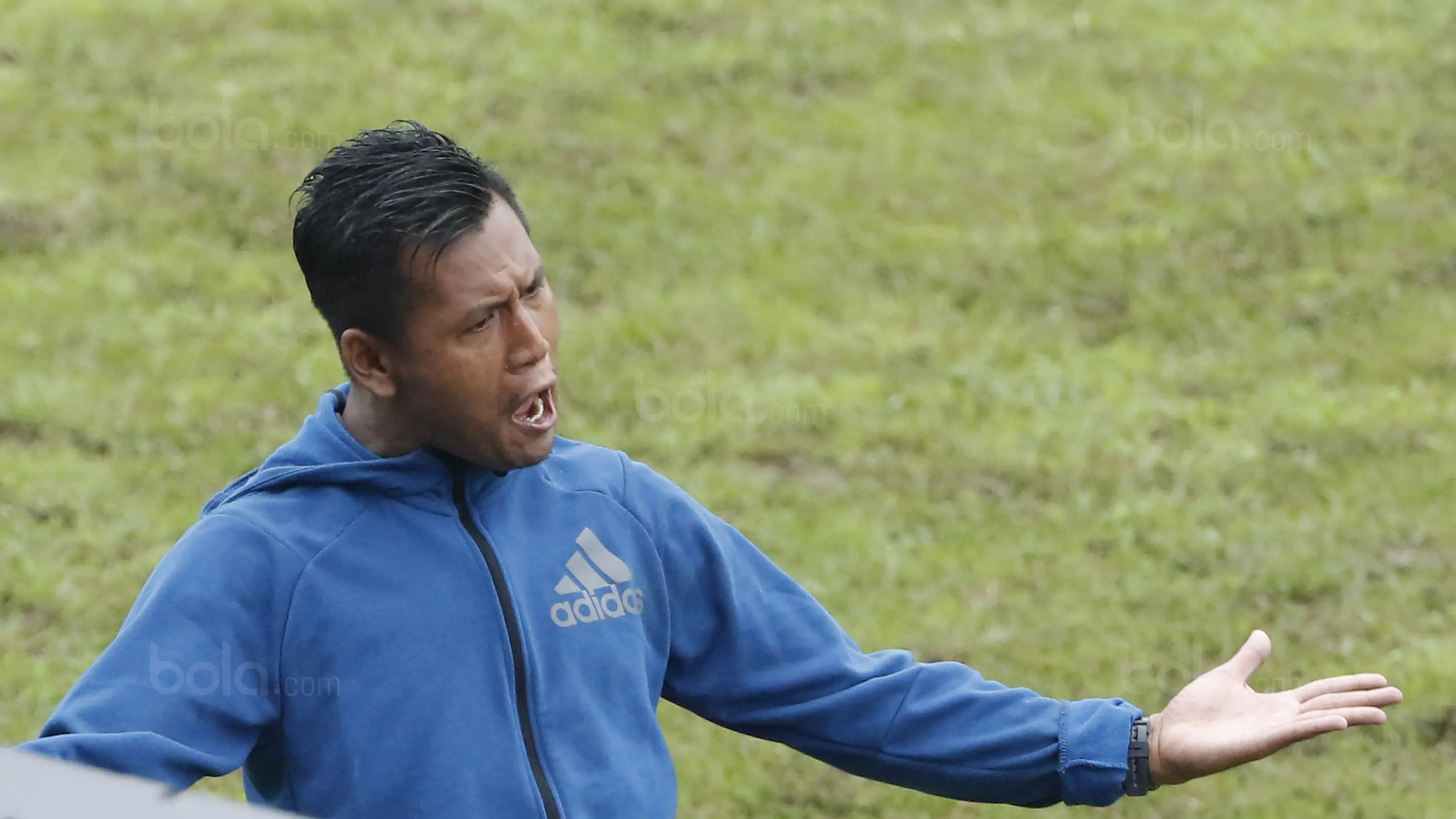 Pelatih UPI, Ramdan Breh, saat pertandingan melawan UMM pada laga final Torabika Campus Cup 2017 di Stadion Cakrawala, Malang, Kamis (23/11/2017). UMM menang WO atas UPI. (Bola.com/M Iqbal Ichsan)