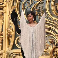 Rapper asal Amerika Serikat itu tampil luar biasa dramatis dengan balutan gaun hitam yang dipadukan dengan aksesori fringe besar berbentuk segitiga terbalik di bagian dada dan bahu. [@cardifansbr].