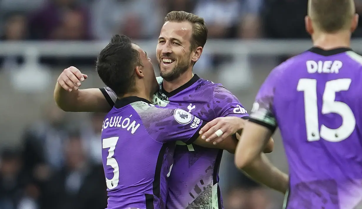 Harry Kane. Striker berusia 28 tahun yang telah memperkuat Tottenham Hotspur selama 12 musim sejak 2010/2011 ini total telah mencetak 167 gol dari 252 laga di Liga Inggris. Gol teranyar dan pertama di musim ini dicetak saat menang 3-2 atas Newcastle United, 17 Oktober 2021. (AP/Jon Super)